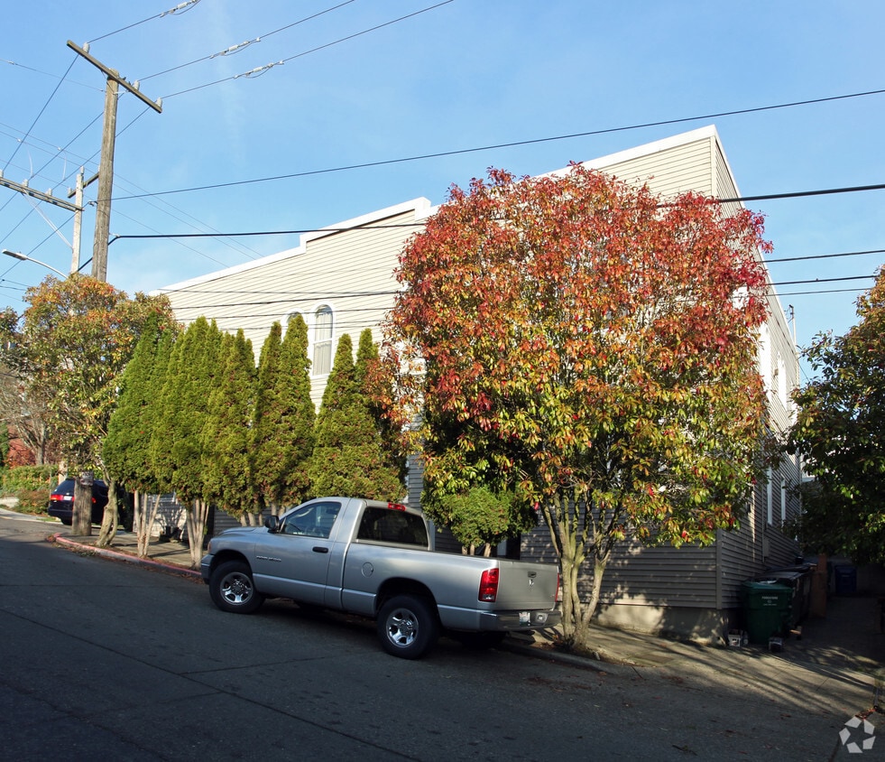 Building Photo - Woodland Apartments