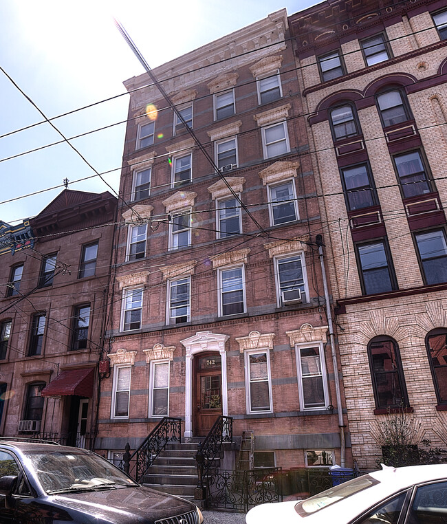 Building Photo - 742 Park Ave