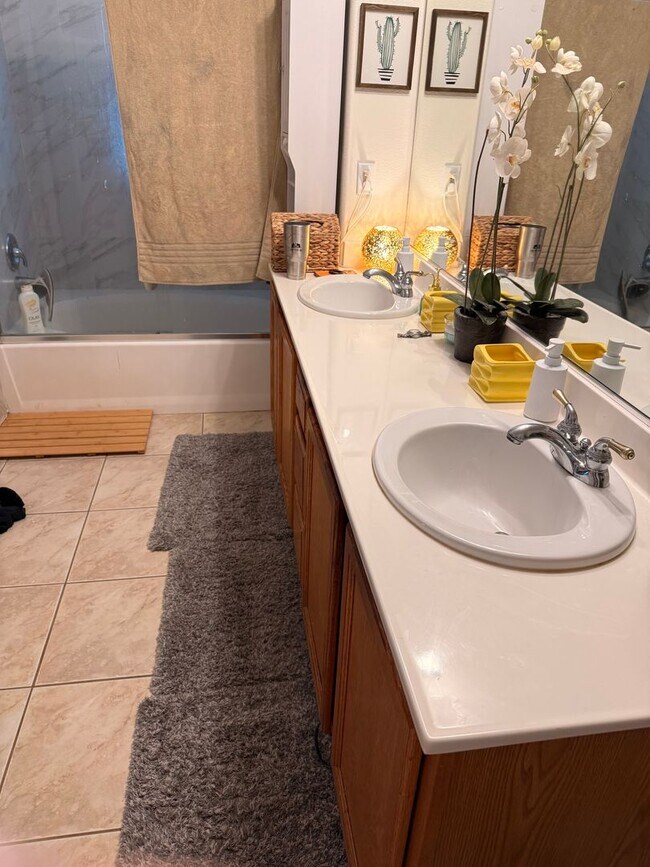Building Photo - Well-maintained 2-bedroom, 2-bath condo in gated Summerlin community