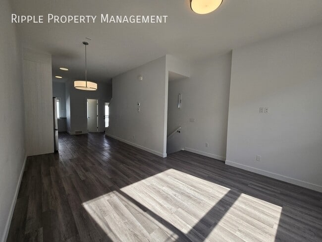 Building Photo - MODERN 2 BEDS, 2.5 BATHS TOWNHOUSE | PET FRIENDLY | PANORAMA HILLS
