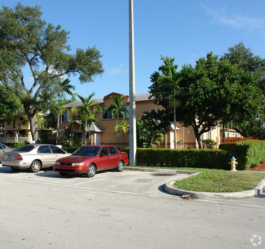 Building Photo - 2261 NE 171st St