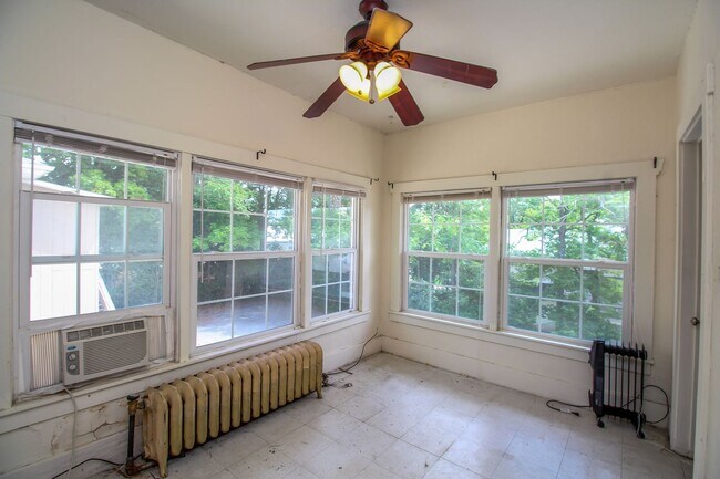 Building Photo - 6 Bed 3 Bath House on East Campus!