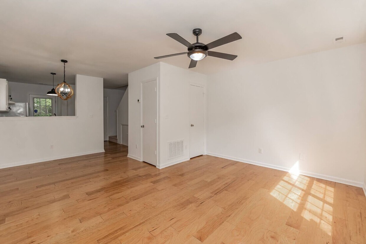 Primary Photo - Amazing home 10 minutes to Downtown Raleigh