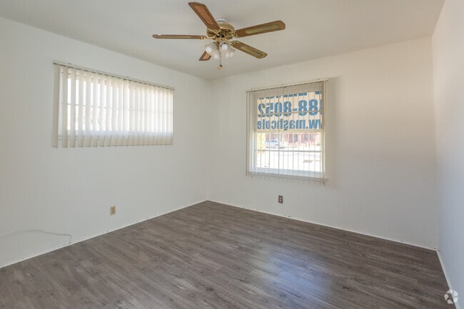 2BR, 1BA - Bedroom - 15301-15315 Woodruff Pl