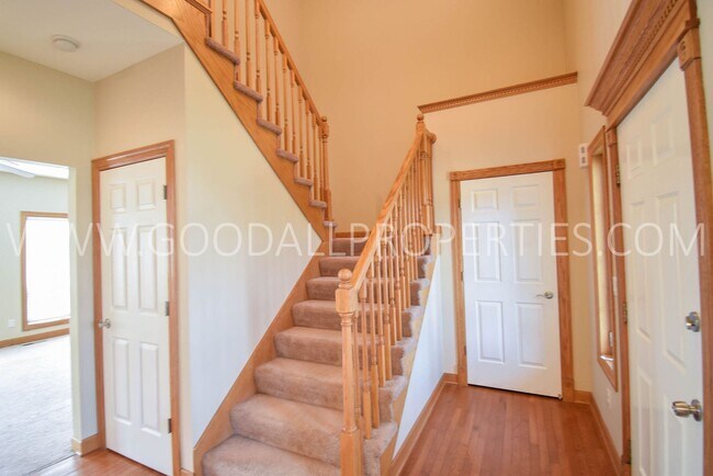 Foto del edificio - Spacious 4-Bedroom Johnston Home with 3-Car Garage
