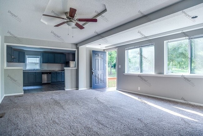 Building Photo - 3 Bedroom 1.5 Bath $1,425.00