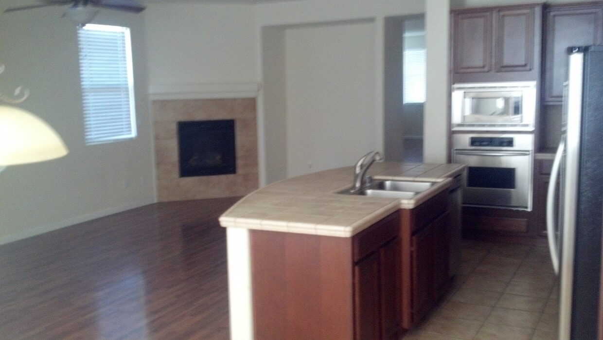 Building Photo - GREAT Elk Grove Home!  BEAUTIFUL Corner Lo...