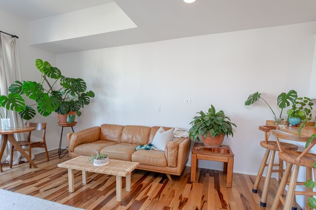 Building Photo - Cozy 1/BR 1/BA with Private Balcony & Mode...