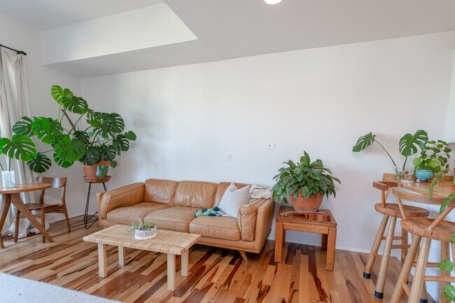Foto del edificio - Cozy 1/BR 1/BA with Private Balcony & Mode...