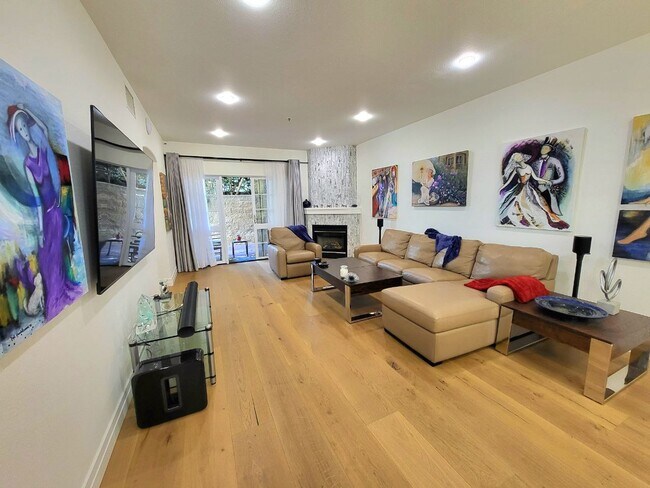 Building Photo - 851 N San Vicente Blvd