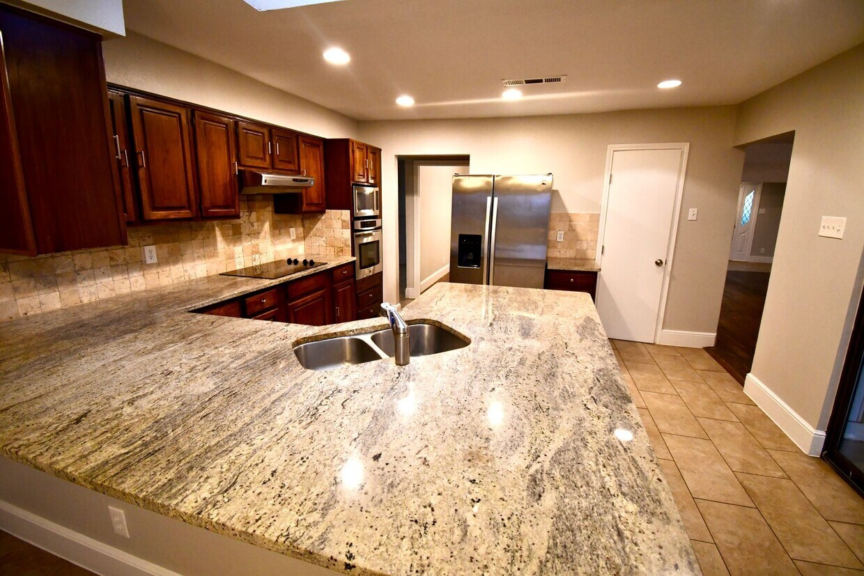 Foto principal - Beautiful 4 Bedroom, 3 Bath Completely Upd...
