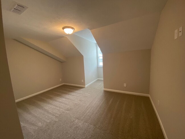 Building Photo - 3 BD 2.5 BA | 2 Car Garage | End Unit Townhome