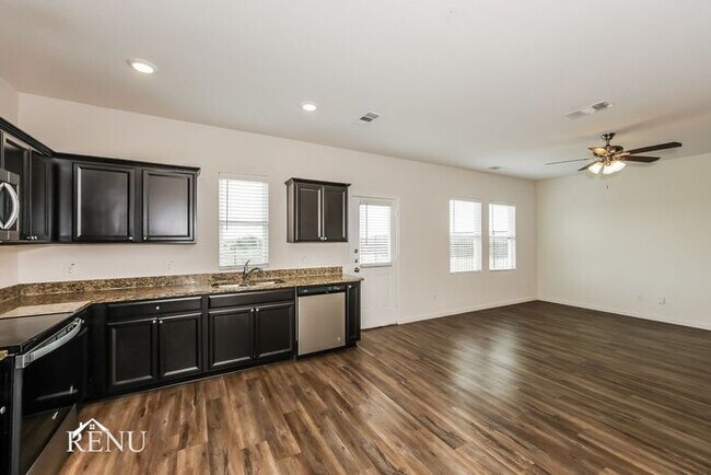 Foto del edificio - 6115 Harrah Ln