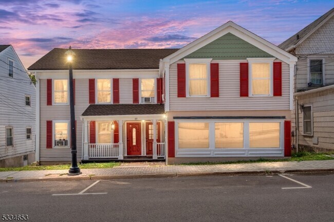 Building Photo - 89 Main St