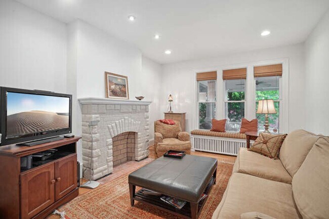 Foto del edificio - Cleveland Park 4 Bedroom plus den, 3.5 Bath