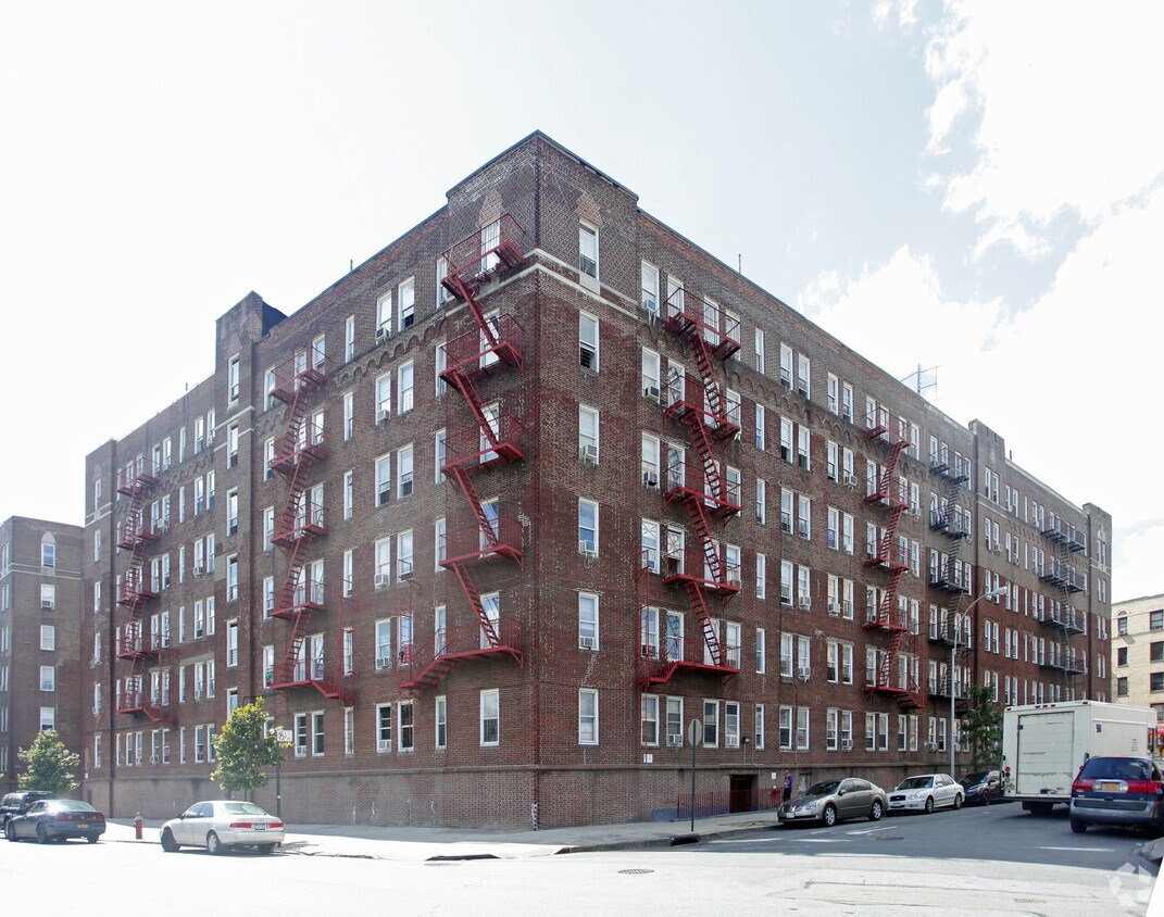 Primary Photo - 3591 Bainbridge Ave