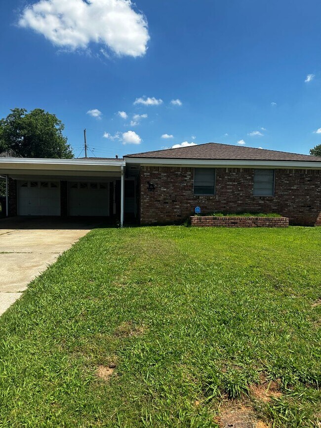 Foto del edificio - Great 3 bd/1.5 ba Home - Lots of Built-in Storage
