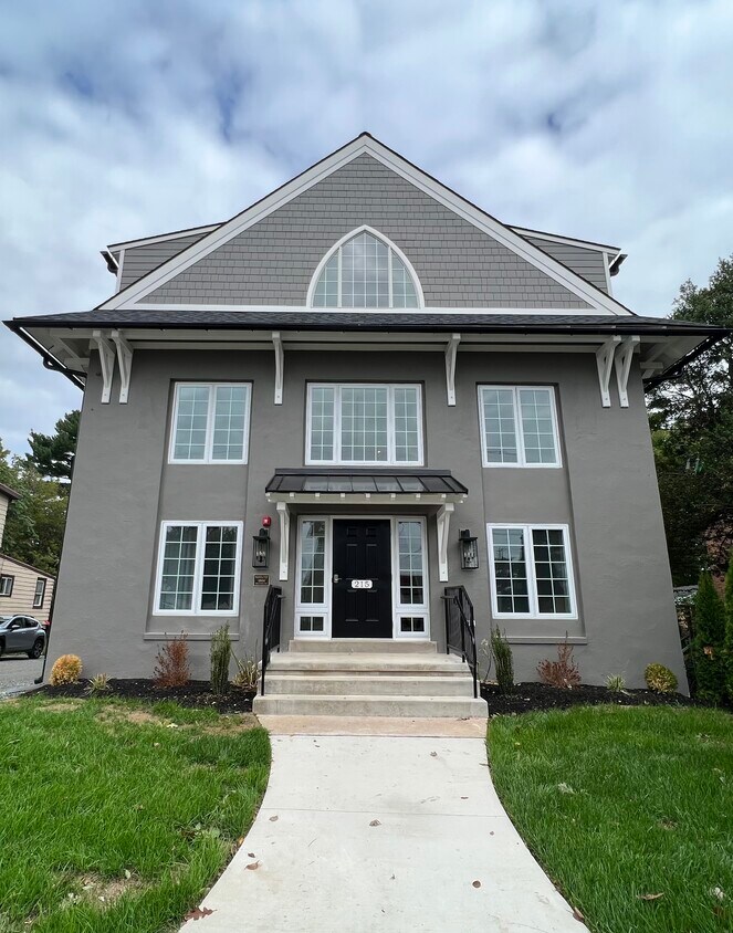 Exterior of building - 215 E Linden St