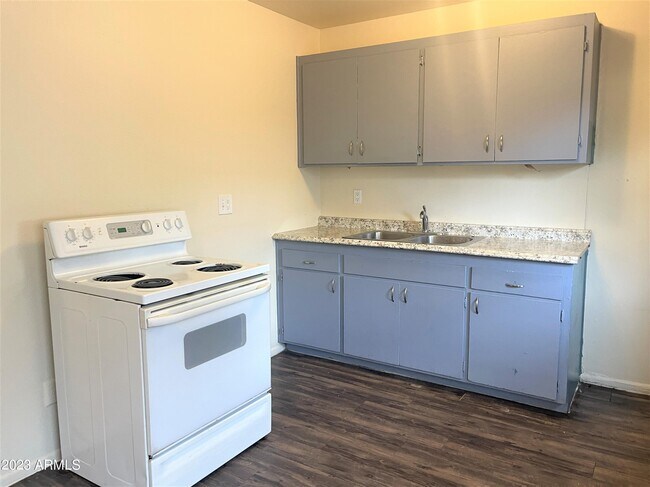 Building Photo - 1008 S Dorsey Ln