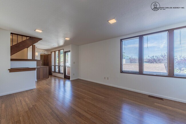 Foto del edificio - Three Bedroom Three Bath Home in Monterey with Ocean Views