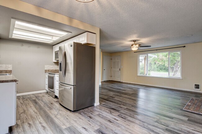 Foto del edificio - Welcome to this 3 Bed 2 Bath Home Close To...