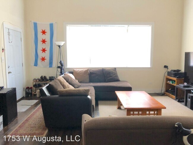 Foto del edificio - 1753 W Augusta Blvd