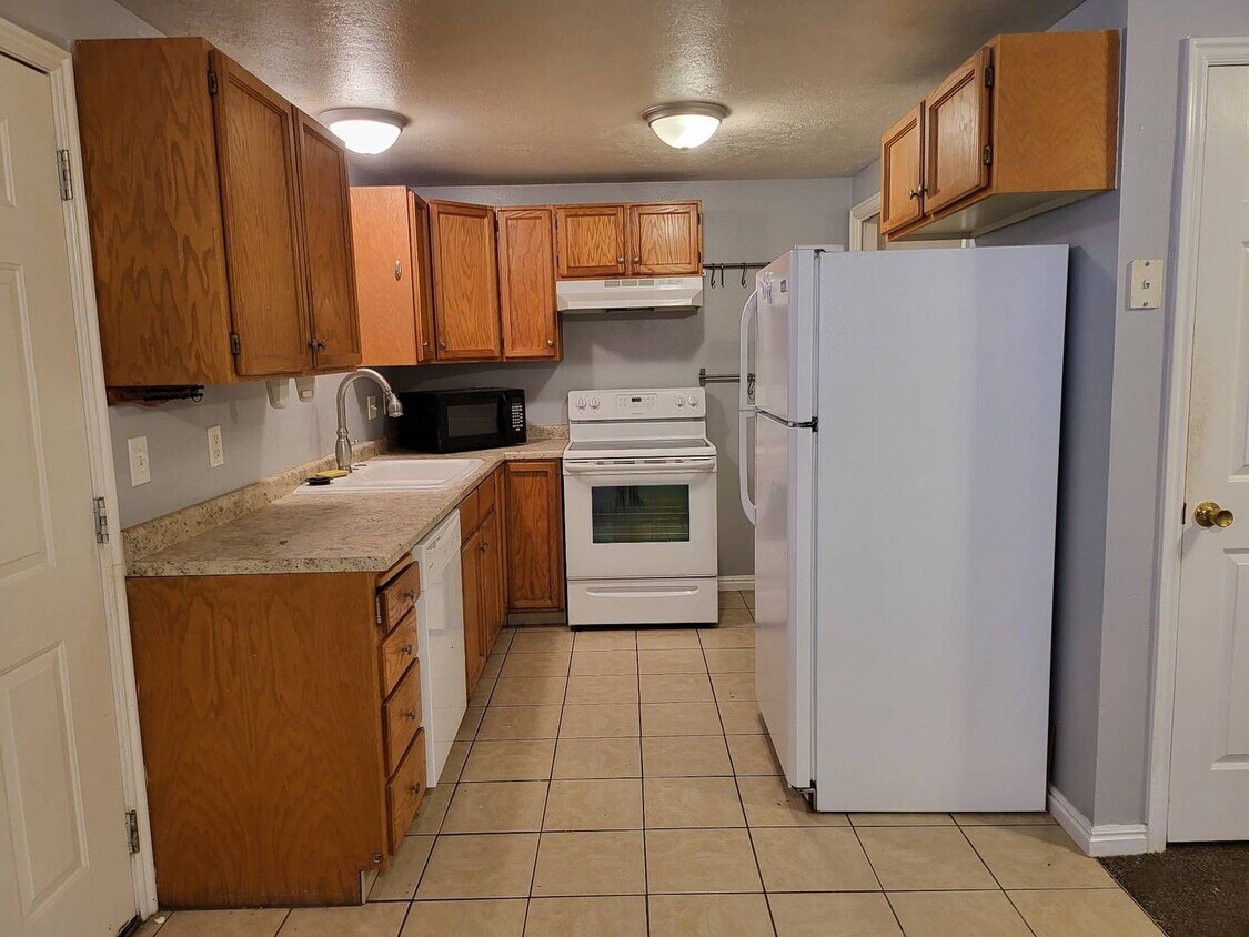 Primary Photo - 673 E 1650 S