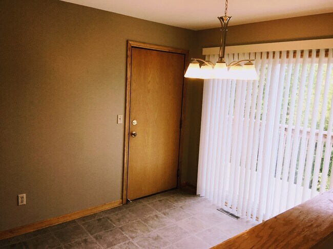 Comedor con balcón y puerta trasera que da al garaje. - 2042 Cliff Alex Ct S