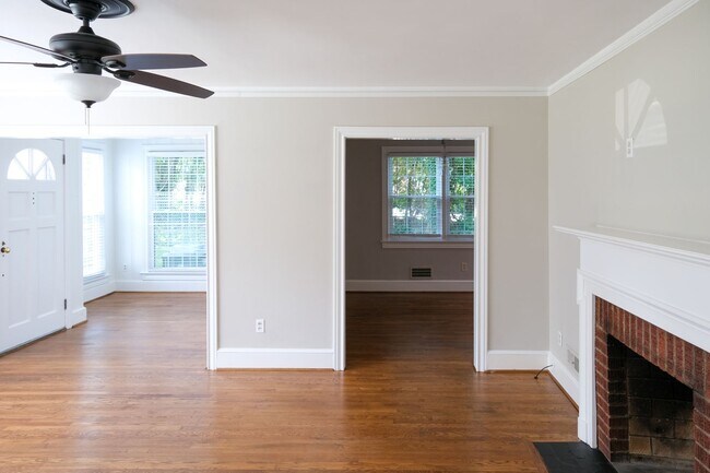 Building Photo - 3 bedroom, 1.5 bath house with fenced back...
