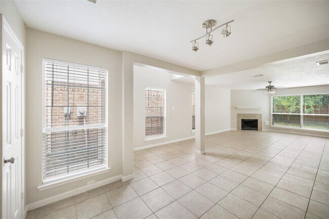 Building Photo - 19374 Strathmore Pl Ln