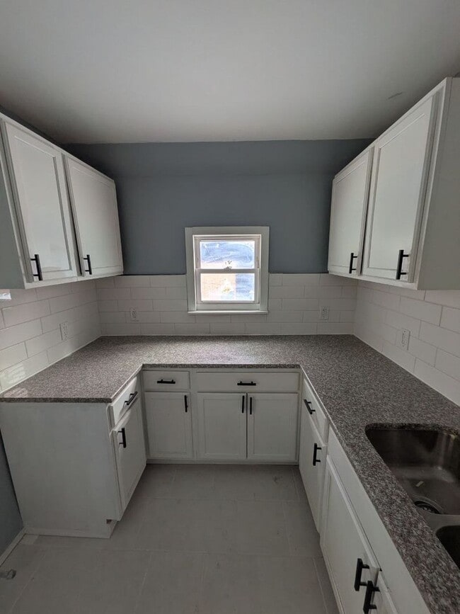 Building Photo - Large 4 bedroom 1.5 bathroom- EDEN and CMHA Section 8 Welcomed.