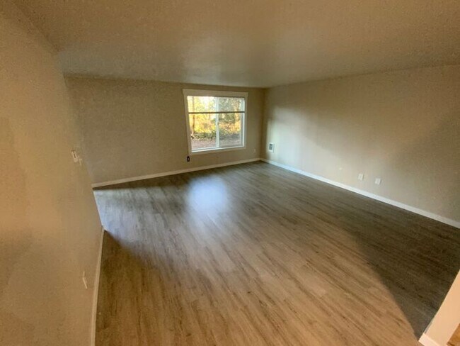 Foto del edificio - Olympia 3bdr 1.5 bath TOWNHOME 1 car garage 1 PET WELCOME