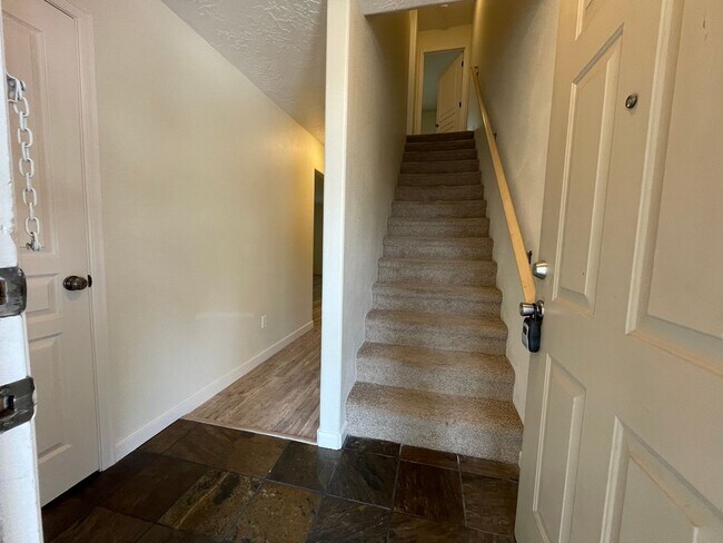 Building Photo - 2 Bedroom Duplex in Gated Community with W...