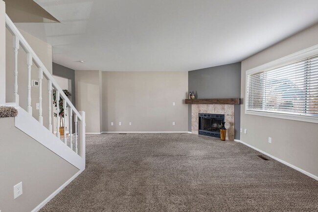 Foto del edificio - Charming 3-Bed, 1.5-Bath Townhome in West ...