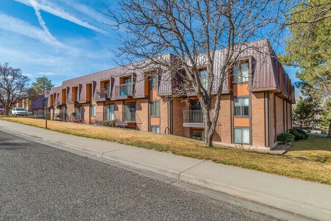Foto del edificio - Bright & Spacious 1BD/1BA Top-Floor Unit with Stunning Views!