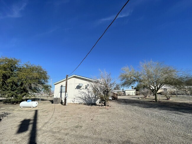 Foto del edificio - 3 bed 2 bath home with a large yard. BHCRE...