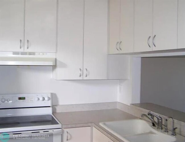 Building Photo - 15706 E Waterside Cir