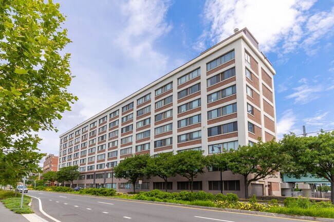 Foto del edificio - 169 Monsignor Obrien Hwy