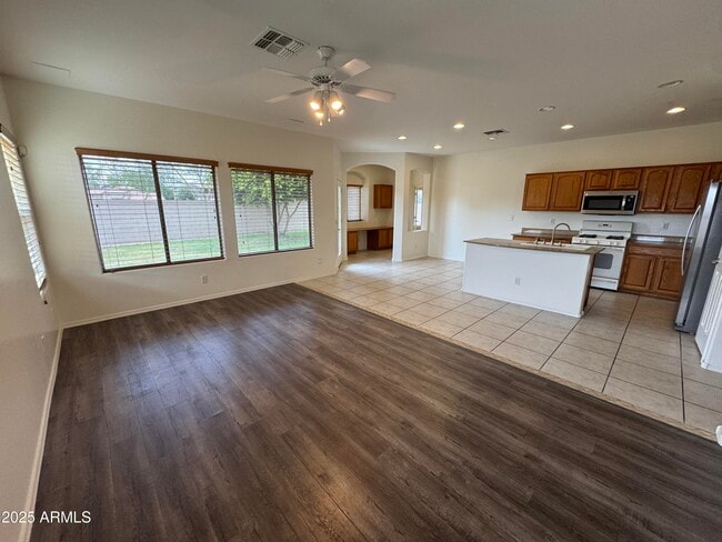 Building Photo - 3323 E Roadrunner Dr