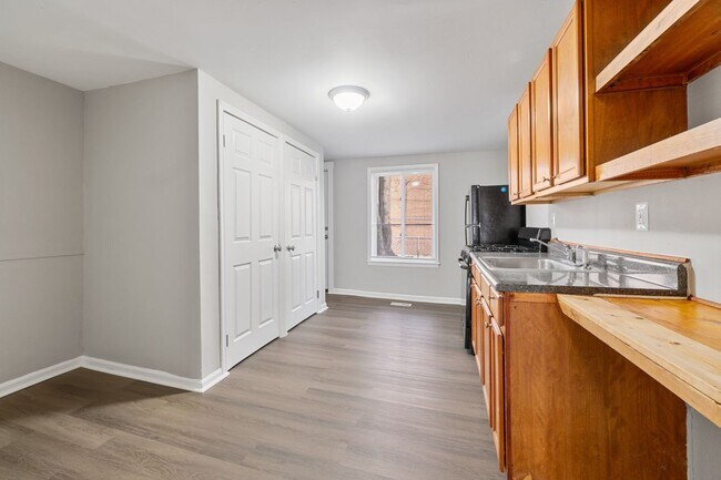 Foto del edificio - Fully Renovated & Fenced Backpad!