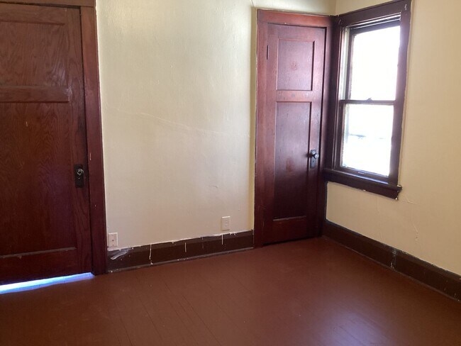 Foto del edificio - 3888-3890 N. Vel R. Phillips Ave.