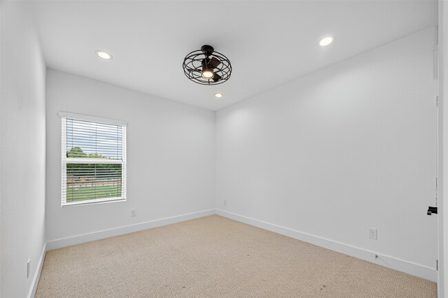 Foto del edificio - 1070 Mansfield St