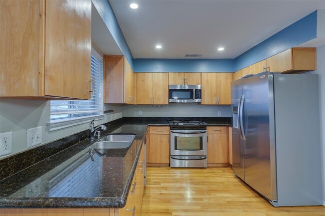 Building Photo - Modern 2 Bed, 2 Bath Condo in Prime Dallas...