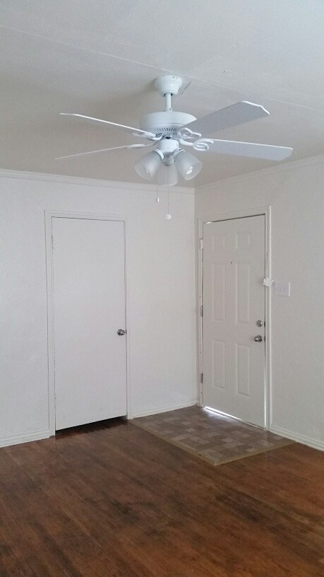 Building Photo - 1 Bed, 1 Bath duplex in Grand Prairie