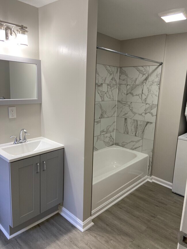 Full bathroom #1 - 875 W Lombard St