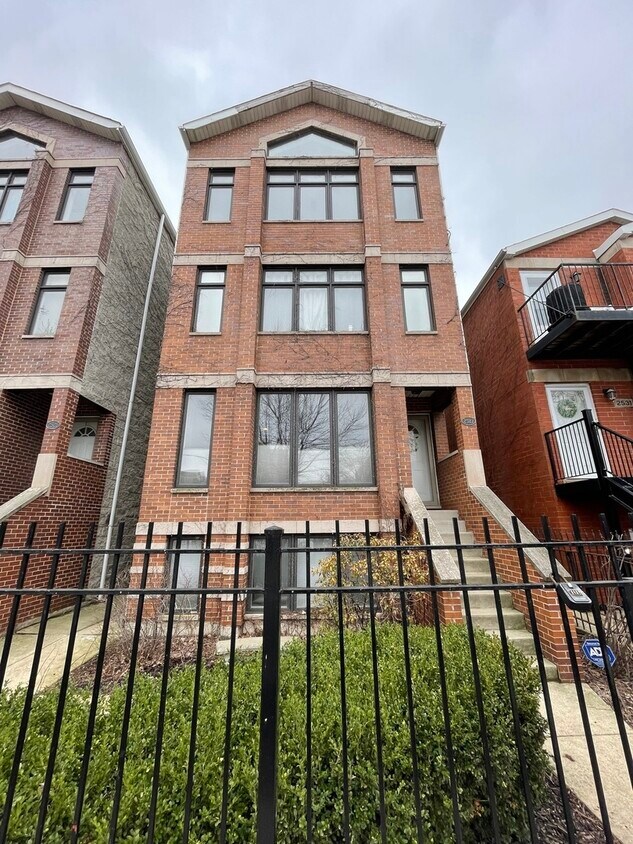 Foto principal - 2527 W Harrison St