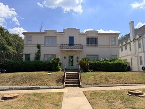 Building Photo - 268 E Lullwood Ave