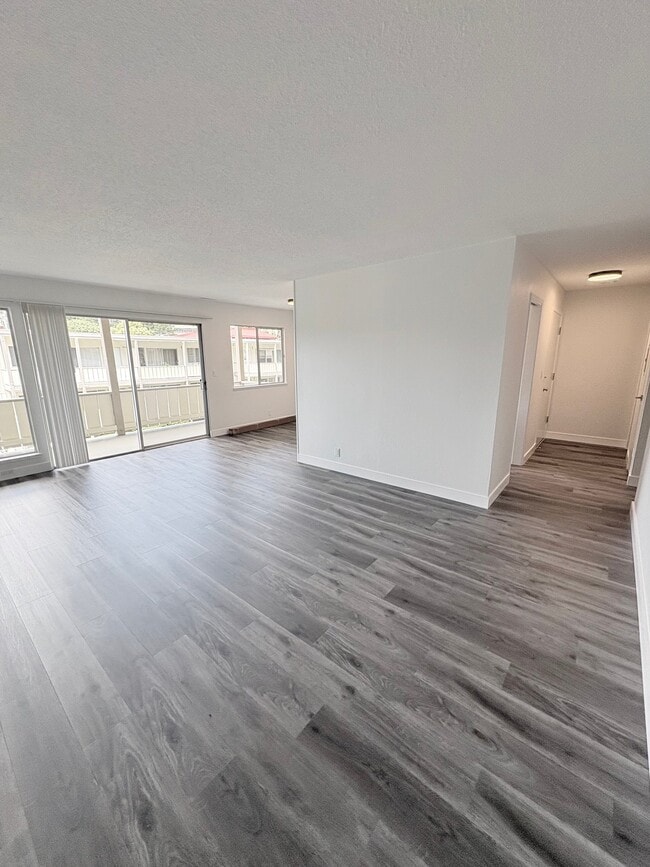 Building Photo - 16 S Knoll Rd