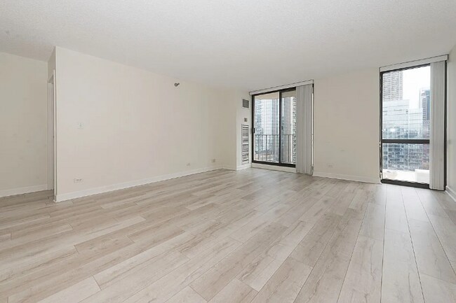 Foto del edificio - 70 W Huron St