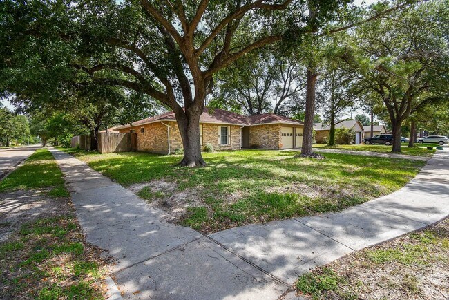 Building Photo - 13430 Piney Oaks Dr
